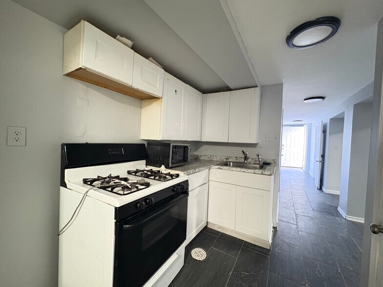 Building Photo - 579 Liberty Ave