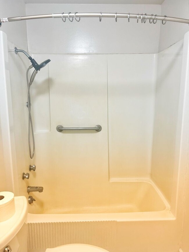 Building Photo - Five bedroom home on one acre of land loca...