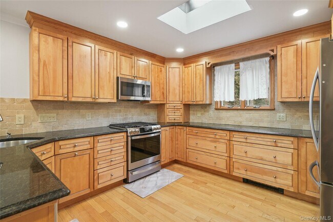 Building Photo - 131 Longfellow St