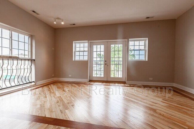 Building Photo - 543 E 43rd St