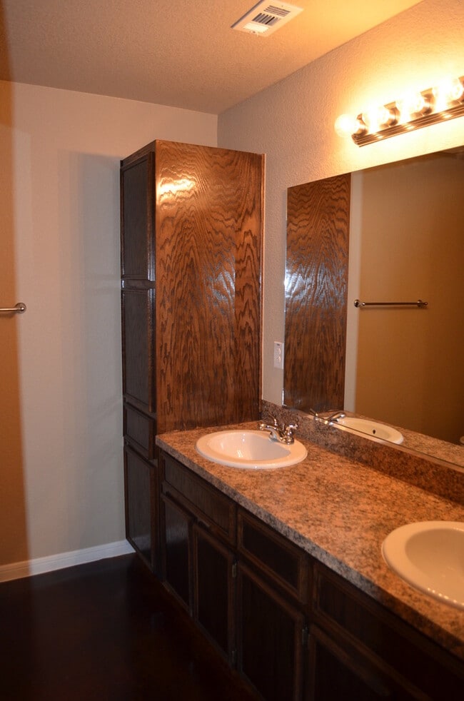 Building Photo - 1609 Pontotoc Ter