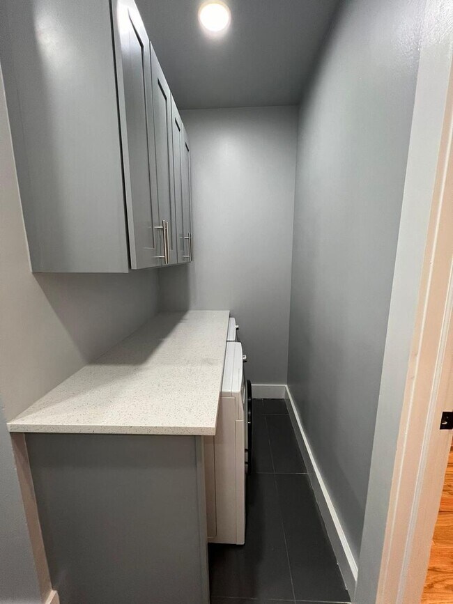 Building Photo - 423 Shelton Ave