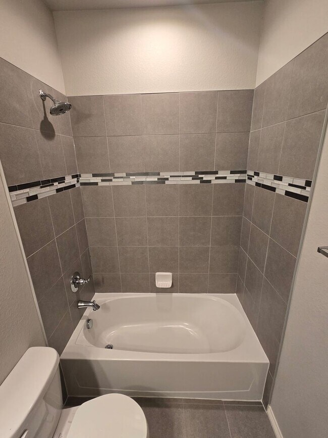 Building Photo - 3B/3B Townhome NOW AVAILABLE in Windsor! Great Location!