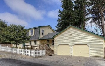 Building Photo - 1004 Acacia St