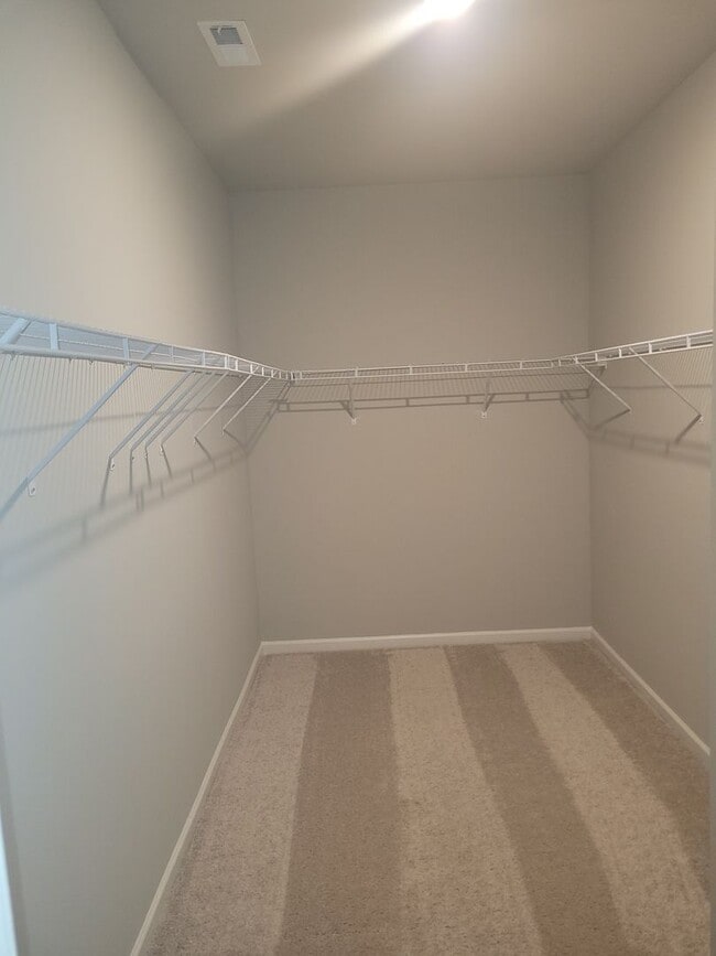 Building Photo - 4 bedroom 2.5 bath