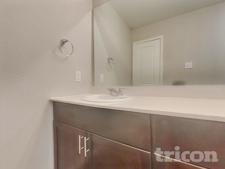 Building Photo - 1805 Westfall Dr