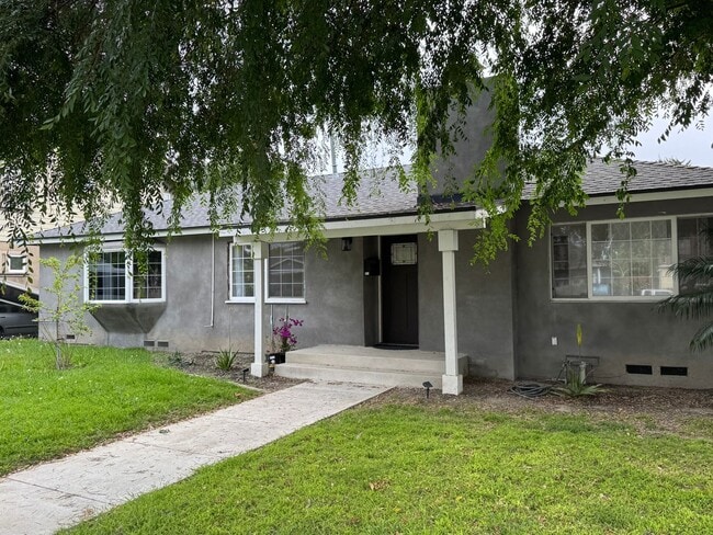 Building Photo - Beautiful 3 bedroom 2 bath Pool Home...  this one is a SHOW STOPPER