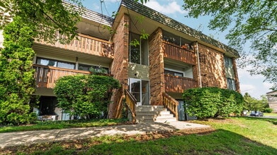 Building Photo - 1225 S Maple Rd