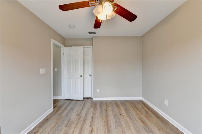 Building Photo - 4005 Edgecomb Dr