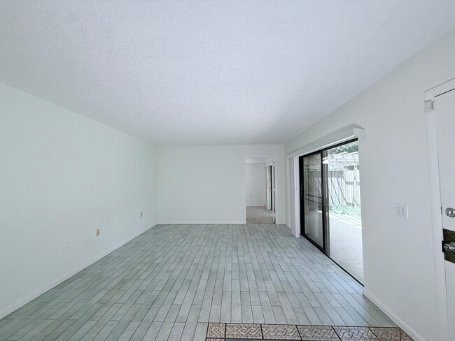 Building Photo - 710 7th Ln