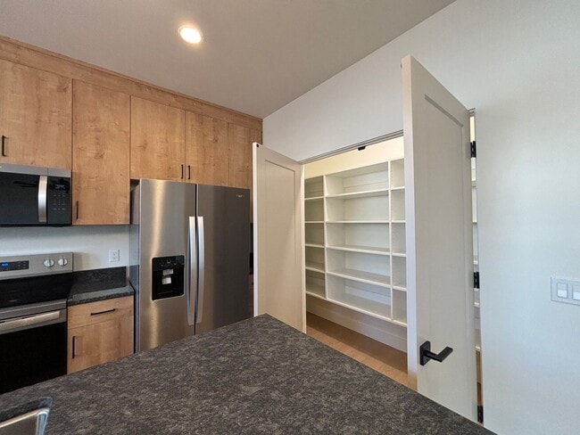 Building Photo - HURRICANE TOWNHOME FOR RENT!