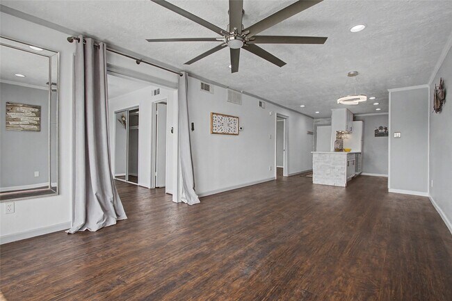 Building Photo - 307 Yacht Club Ln