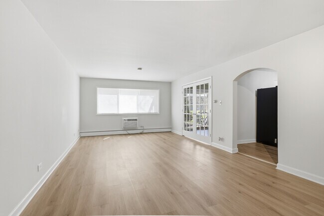 Building Photo - 750 W Dempster St