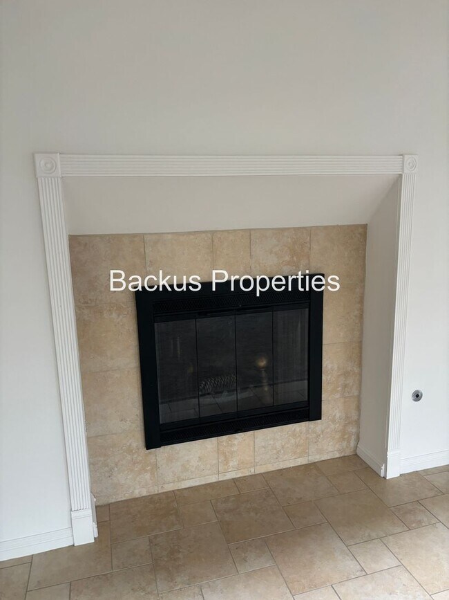 Building Photo - Beautiful three bedroom home in Carmel
