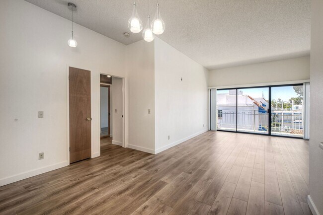 Building Photo - La Jolla Pines- Top Level 2 Bed/2 Ba Available Now!!