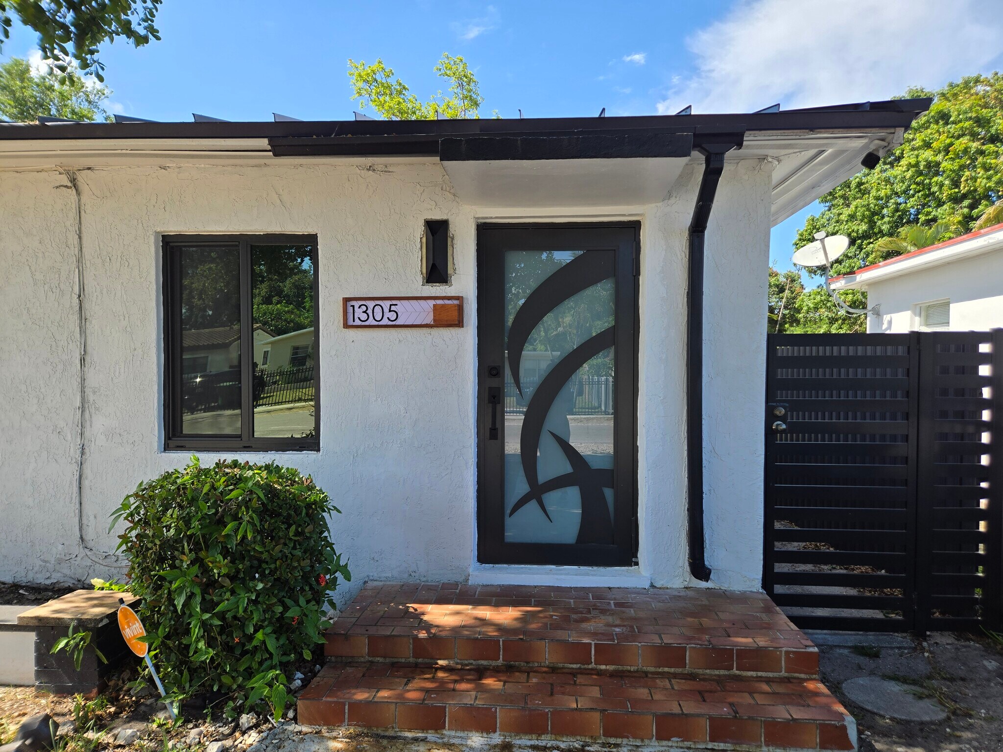 Building Photo - 1305 NE 146th St