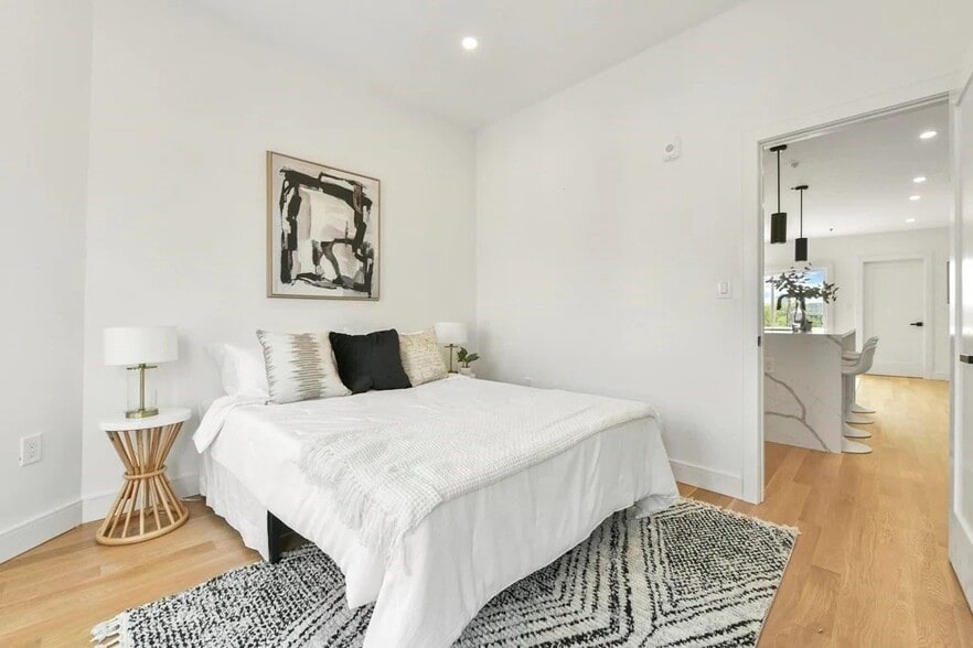 Building Photo - 142 Chelsea St