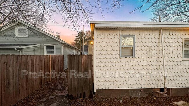 Building Photo - 3027 Peronne Ave