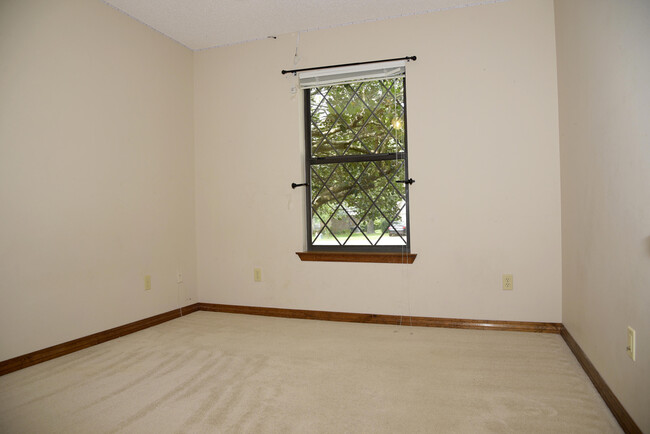 Building Photo - 1129 Troon Dr E