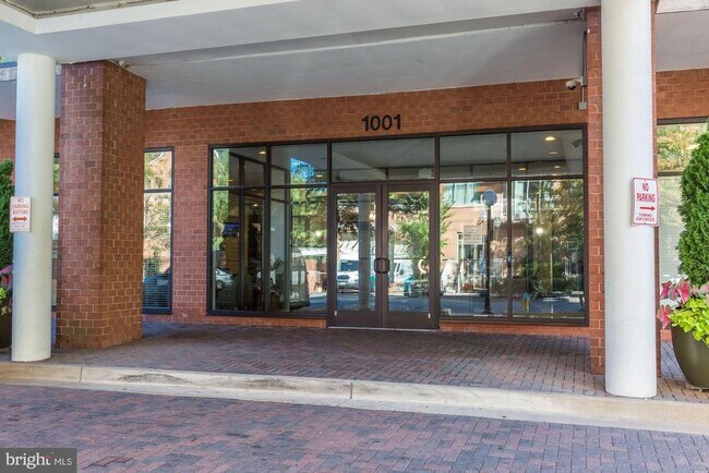 Building Photo - 1001 N Randolph St