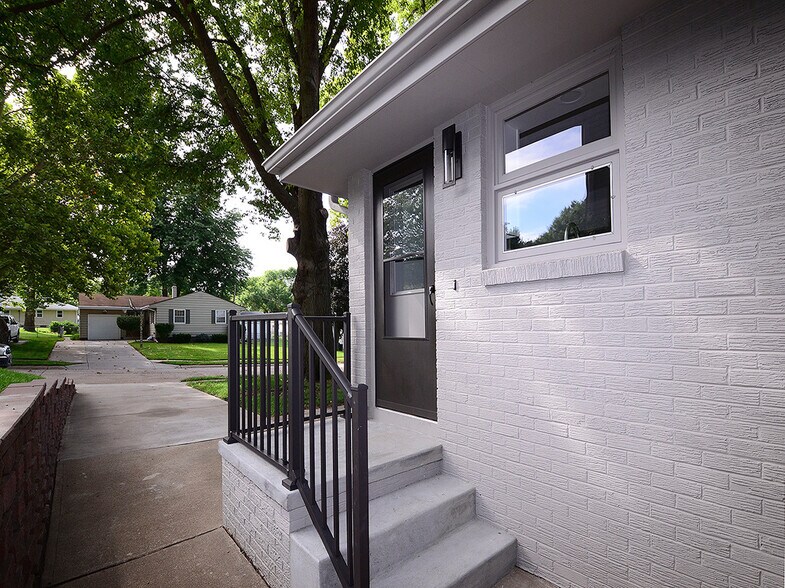 Building Photo - 3334 S 82nd St