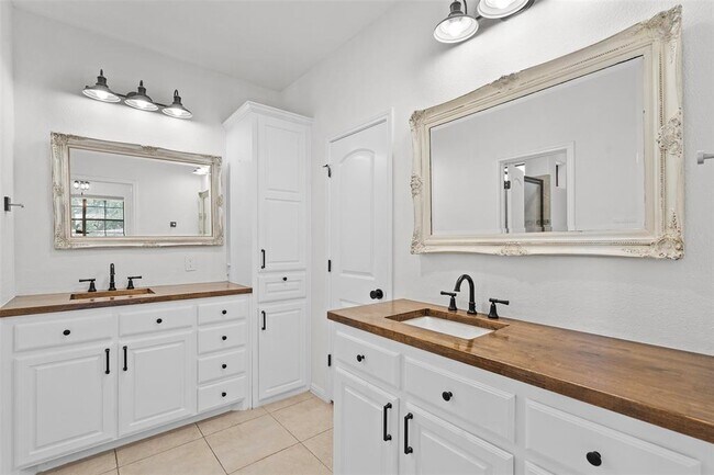 Building Photo - 14913 Longbranch Dr