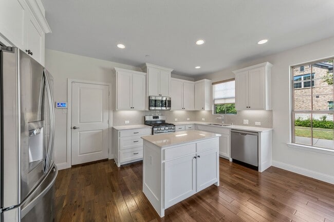 Building Photo - Luxury Townhouse