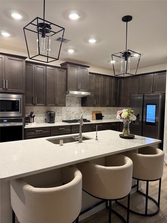 Building Photo - 5012 Great Oaks Dr