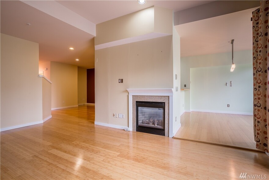 Building Photo - 3500 E Lake Sammamish Pky SE