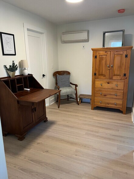 Building Photo - 506 S Spring Ave