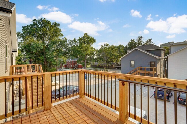 Building Photo - 308 S Hampton Ave