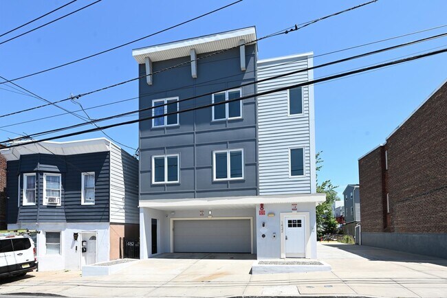 Building Photo - 1432 46th St