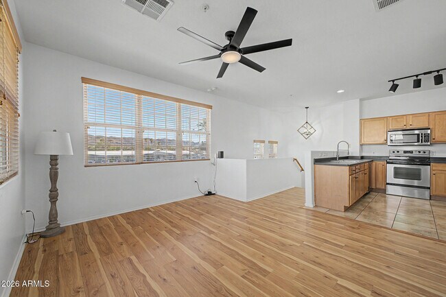 Building Photo - 2233 E Huntington Dr
