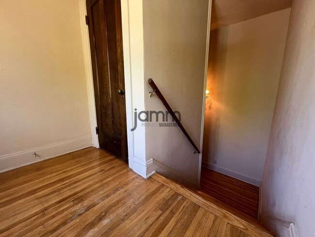 Building Photo - 3232 Clarendon Rd