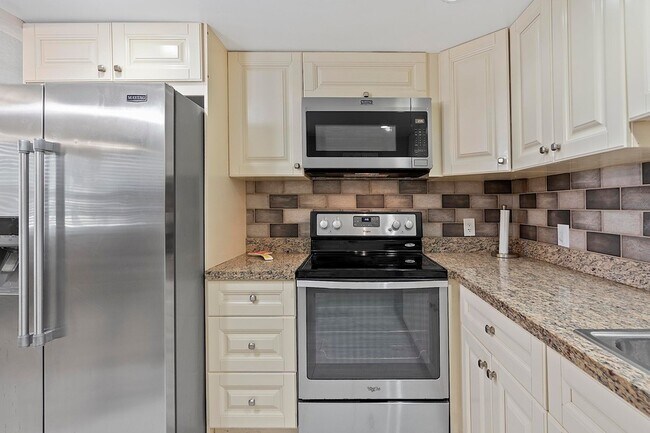 Building Photo - 1032 Lincoln B