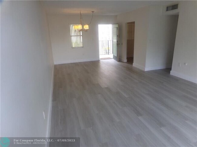 Building Photo - 1830 N Lauderdale Ave