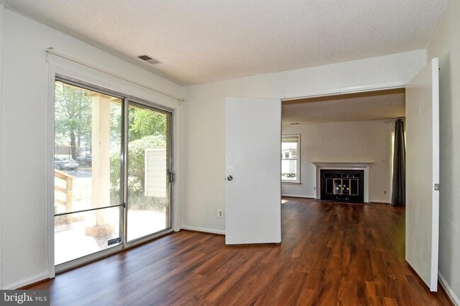 Building Photo - Charming and light-filled 1-bedroom, 1-bat...