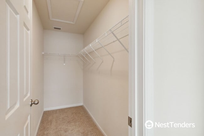 Building Photo - Beautiful End Unit Townhome!