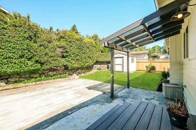 Building Photo - Warm and Welcoming 3 Bedroom in Prime Seattle Location