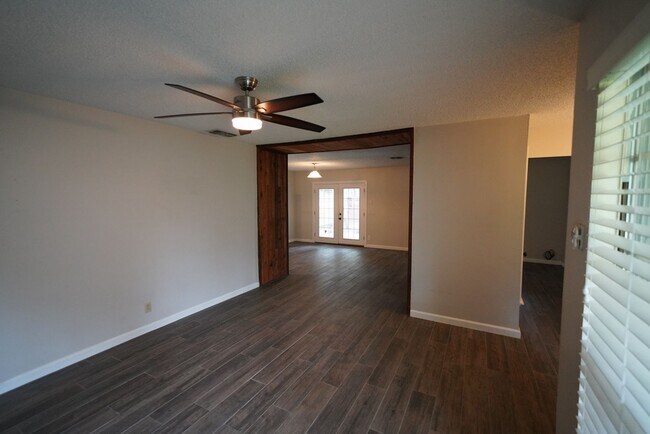 Building Photo - Updated home in established Schertz Neighb...