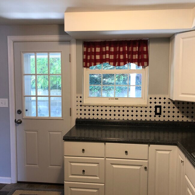 Kitchen - 733A Cribbs St