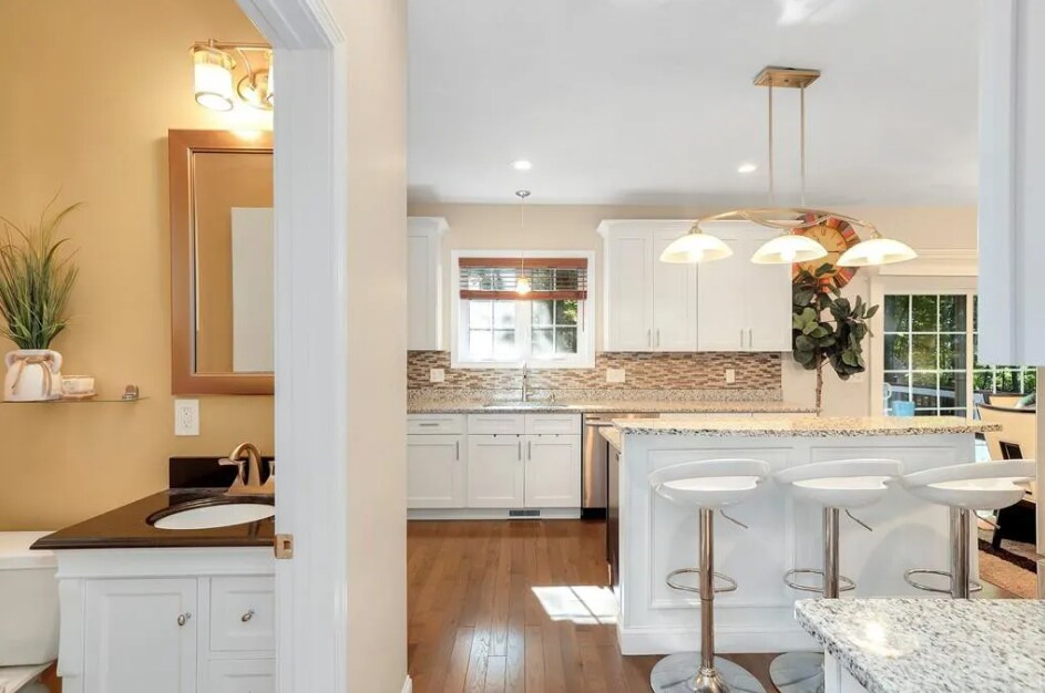 Building Photo - 22 Beacon St