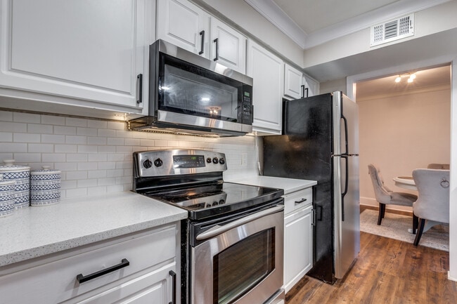 Building Photo - 5916 Sandhurst Ln