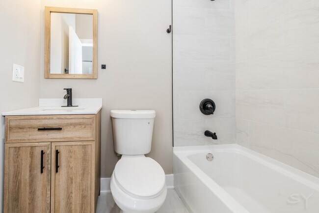 Building Photo - 3 bedroom in Chicago IL 60637