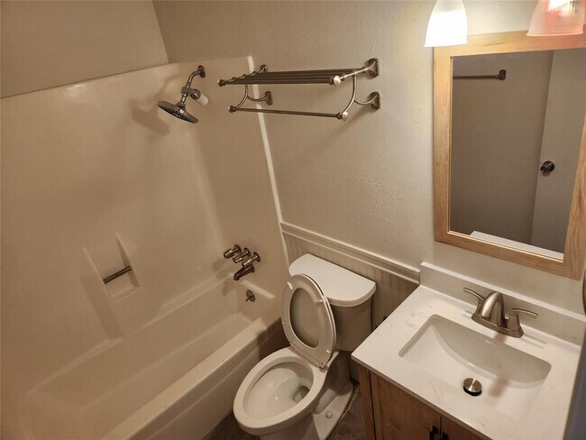 Building Photo - 1510 Rockdale Cir