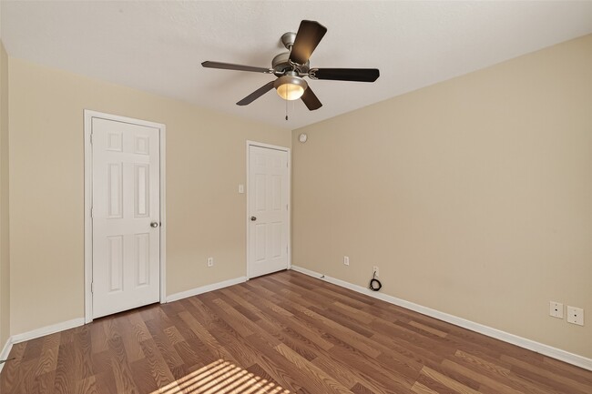 Building Photo - 926 Dracena Ct