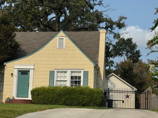 Building Photo - 1828 Forest Hill Blvd