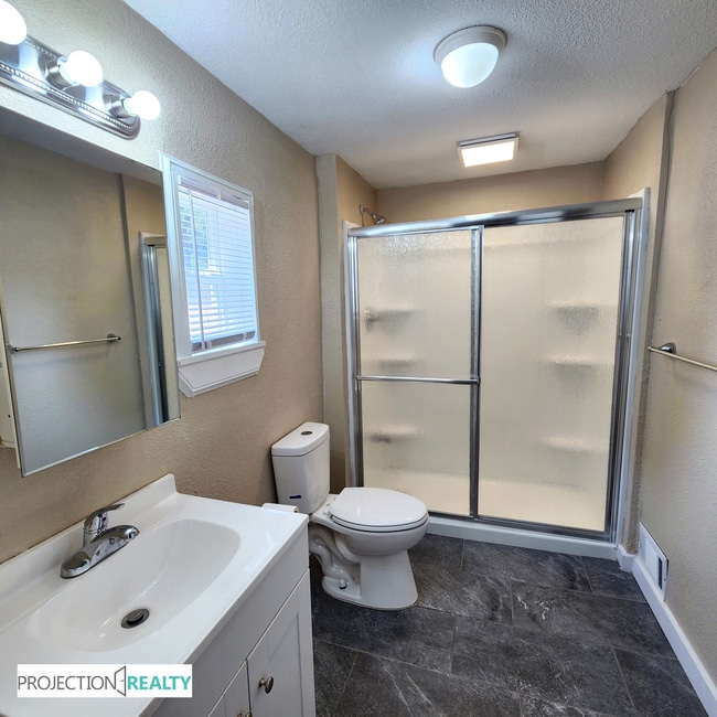 Building Photo - 1538 NE Dekum St