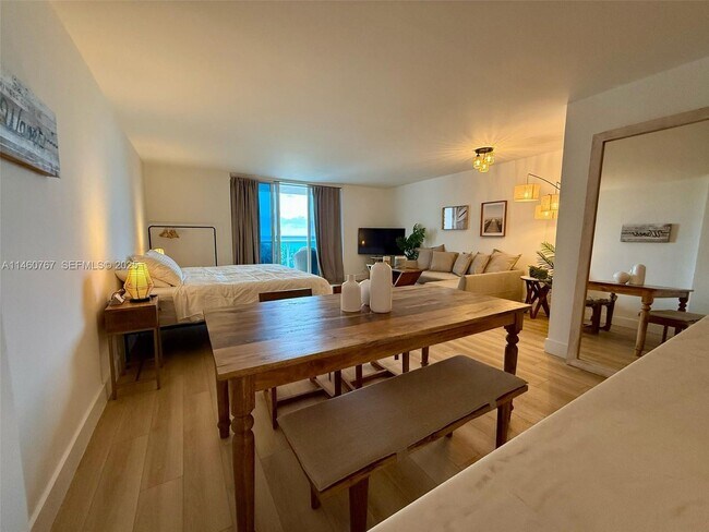 Building Photo - 2301 Collins Ave