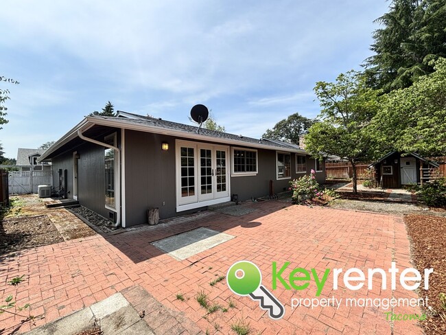 Building Photo - Stylishly Updated Lakewood Home in Seclude...